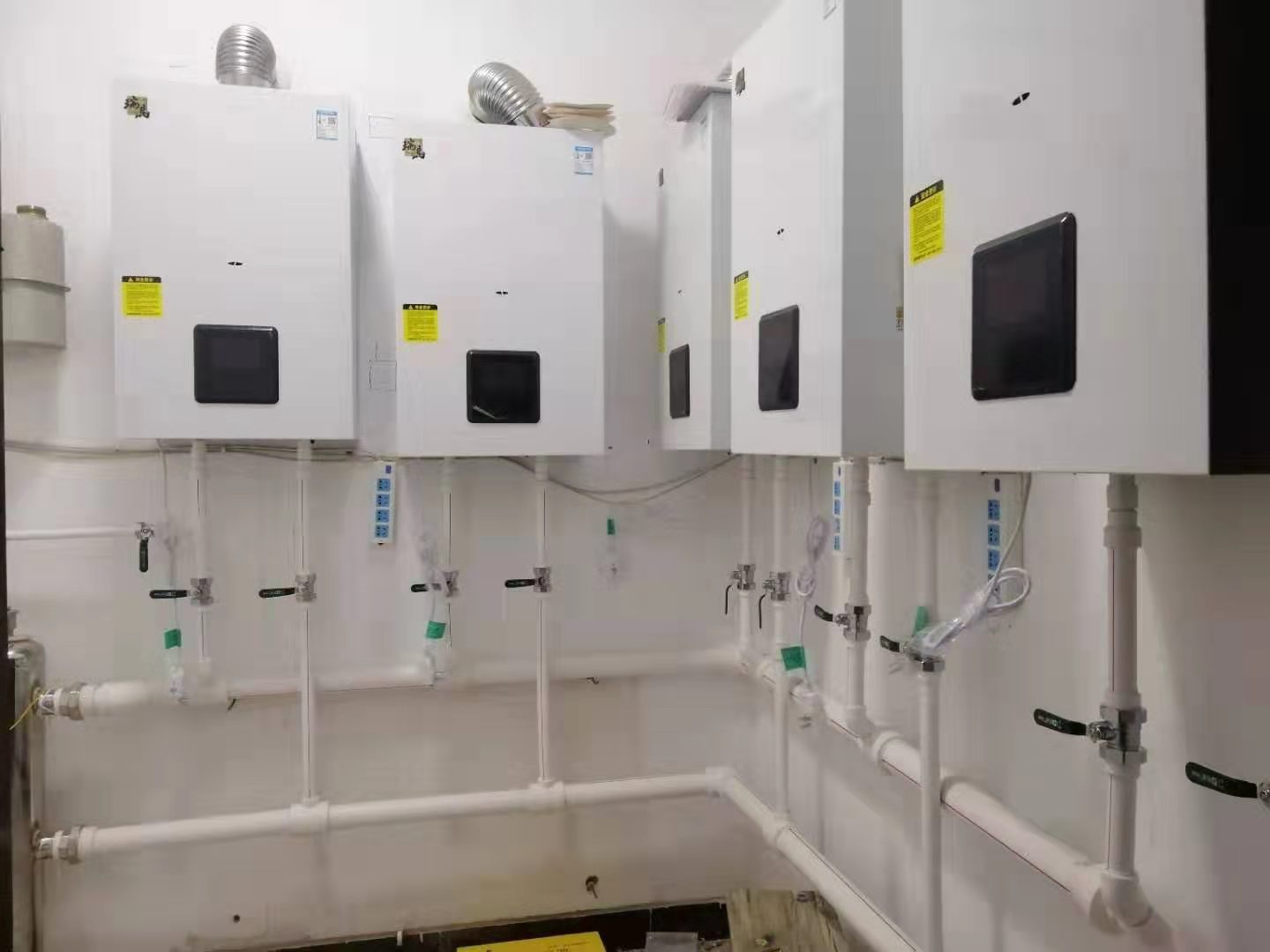 瑞馬壁掛爐多臺并聯(lián)應用案例 瑞馬壁掛爐多臺并聯(lián)應用案例